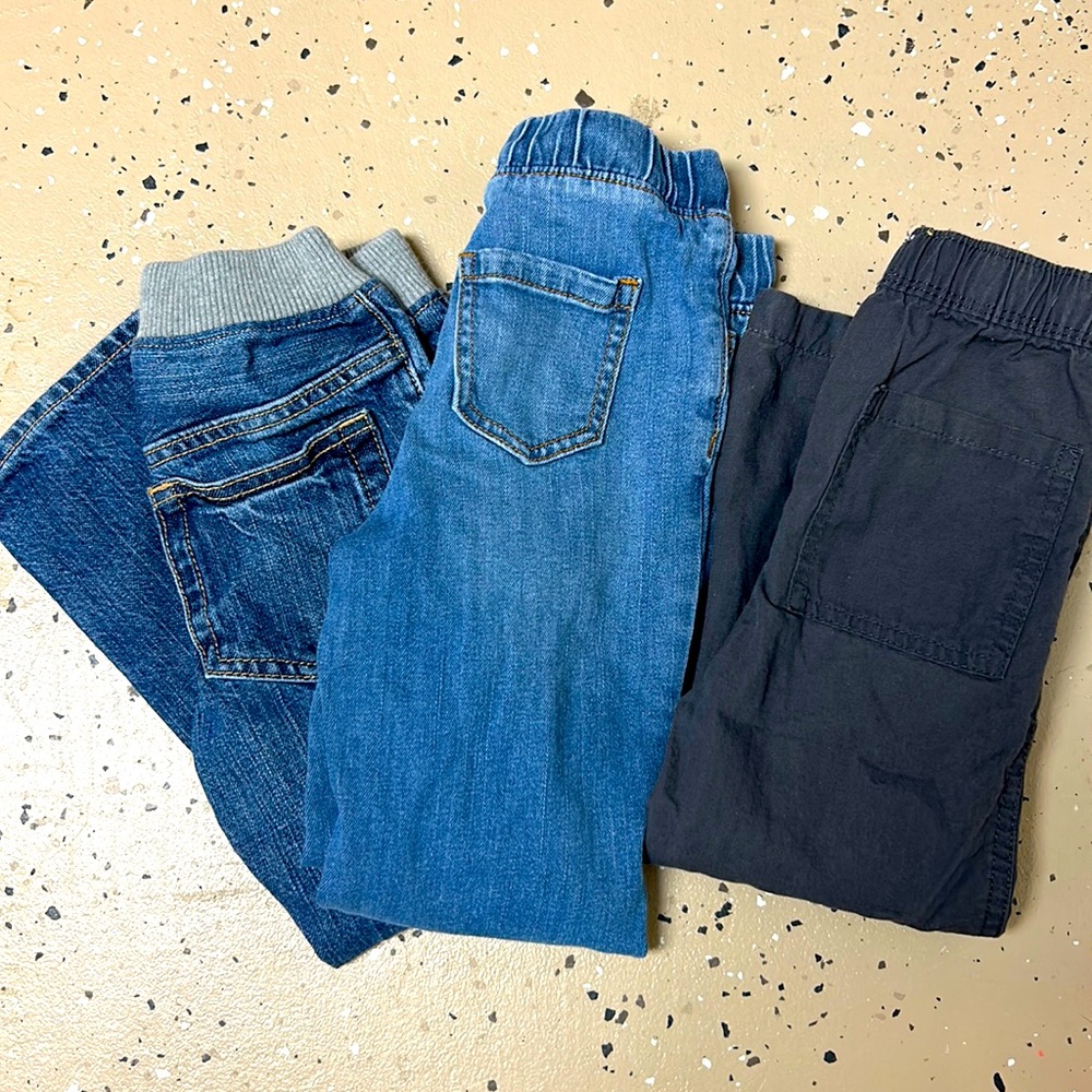 2 pair jeans and one pair of pants. Gap is one of the brands